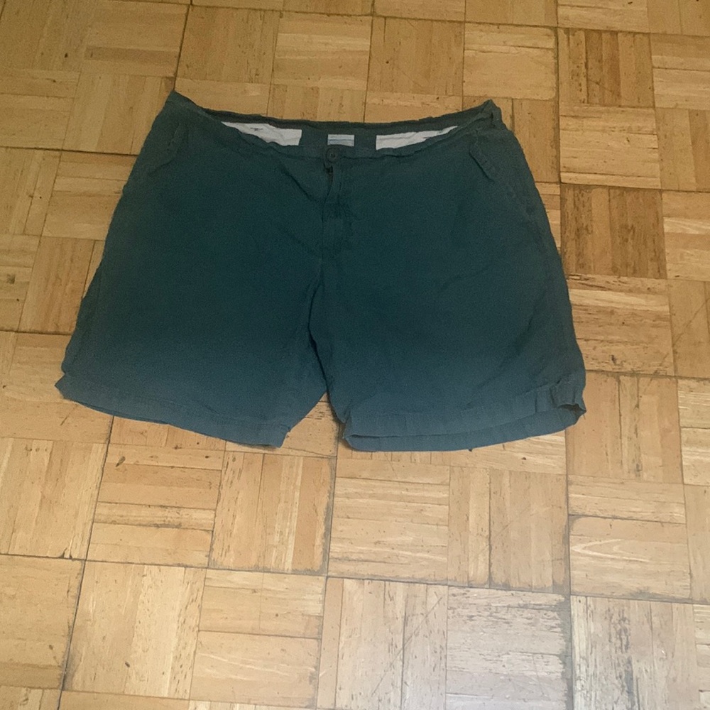 Selling men Columbia shorts 🩳 any questions ask 🌸💕